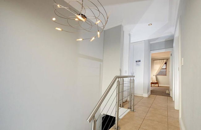 Charis to Theo - Relax in Style at This 3-bedroomed Langebaan Holiday House - Foto 17