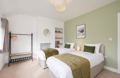 New Long Stays-4Bed-2Bath-Parking-By FabAccommodation - Foto 2