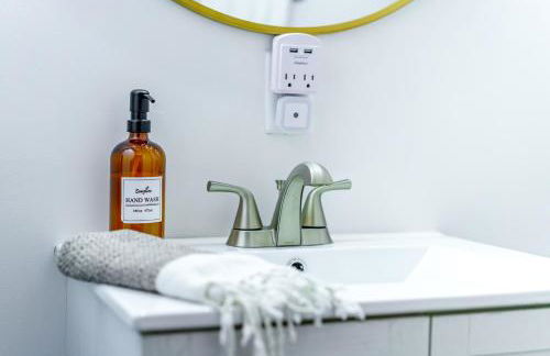 Jungle House Columbus Downtown Free Parking Sleeps 8 - Walk to Convention Center & Nationwide Arena - 1BR Short North Luxury Home - Over 5,800 Five Star Stays - Foto 70