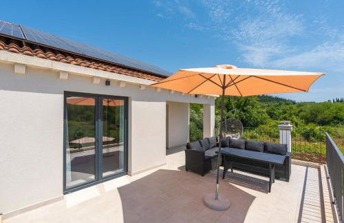 Green & Blue Five Bedroom Villa with Private Pool and Complete Privacy - Photo 11