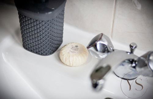 Group-Friendly 3BR Near Dudley + Parking - Foto 69