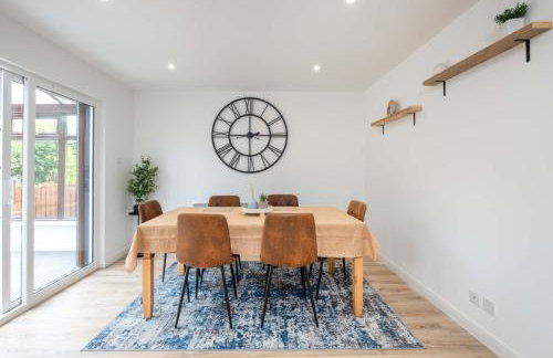 LANGLEY HOUSE Free Parking central LOCATION 5 bed all double with smart TV 3 BATHROOMS Loved by TRADES teams ideal for LONG STAYS contact langley cottages and apartments - Foto 3