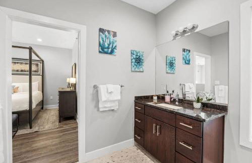 NEW Elegant Downtown Escape with Modern Comforts - Foto 15