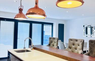 Luxury 5BR Stay With City Access - Photo 71