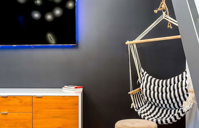 Massive Compound 20 Beds Rainey St 6 min Walk - Photo 38