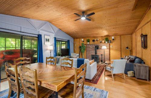 River Cabin w Hot Tub, Screened Porch & Fire Pit - Photo 13