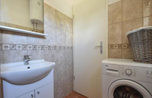 This Pleasant Holiday Home is an Ideal Starting Point to Explore Dalmatia - Foto 35