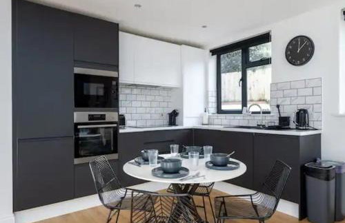 Modern and Bright Home Minutes From Central London - Pass the Keys - Foto 8