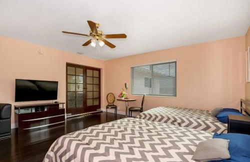 Tranquil Retreat with HEATED POOL Minutes to the Beach - Foto 23