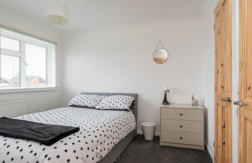 Spacious 3BR Home in Leighton Buzzard Parking Sleeps 5 Walk to Town & Train Near Rushmere Country Park & Leighton Buzzard Railway Perfect for Families & Work Stays - Foto 21