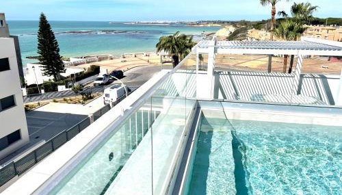 GATU Sandia Beach junto al mar, terraza, parking gratis y piscina común - Mayores de 21 años y familias " - Foto 1
