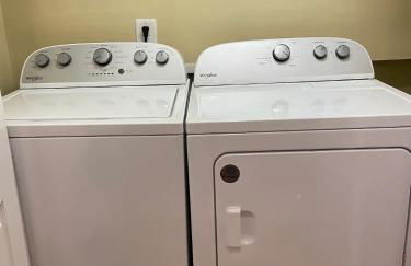 Modern 3-bedroom, big fence yard, Pets stay free - Foto 61