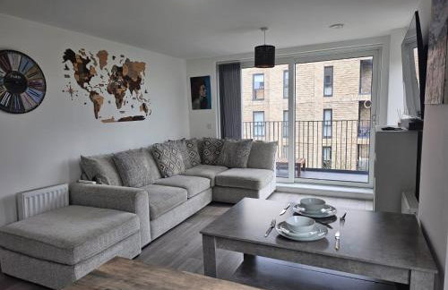 Luxury 1-Bed Apartment with balcony & Free parking - Photo 1