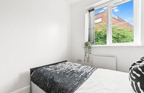 Spacious 3-Bed Home, Parking, Garden, Sleeps 7 - Foto 23