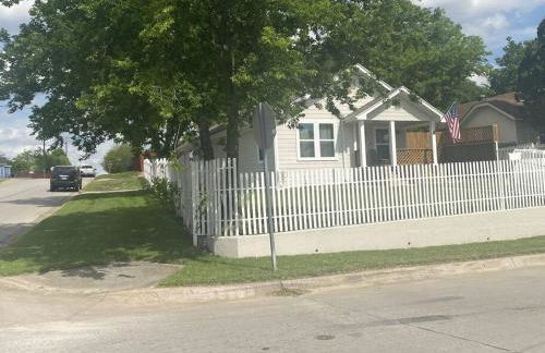 StockYards! Less than 4 minutes-Sleeps 8-Lee House - Foto 69