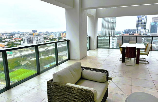 Luxury 3BR with Private Rooftop - Photo 17
