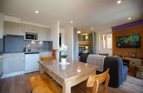 Les Marmottes-Centre-ville-Terrasse & Bois- T2-Premium-Parking couvert-Netflix-6 pers - Foto 2