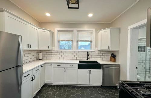 The Allen House - 3 Bedroom - 2 Full Bath - Private Gorgeous Apartment - Sleeps 8 - Foto 9