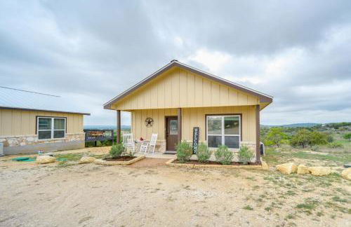 Center Point Countryside Cottage with Deck, Grill! - Photo 4