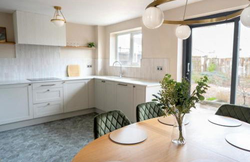 4BR Home and Parking with CCTV Contractors & Family - Photo 8