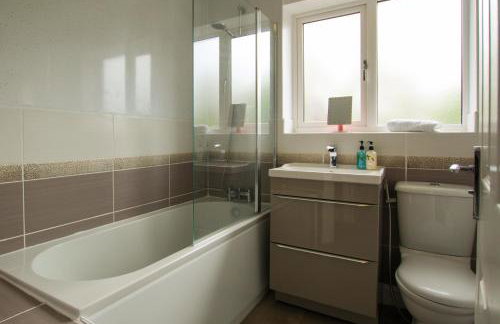 Modern 3-Bedroom Home in Quiet Cul-de-Sac w Parking by Rework Accommodation - Foto 7