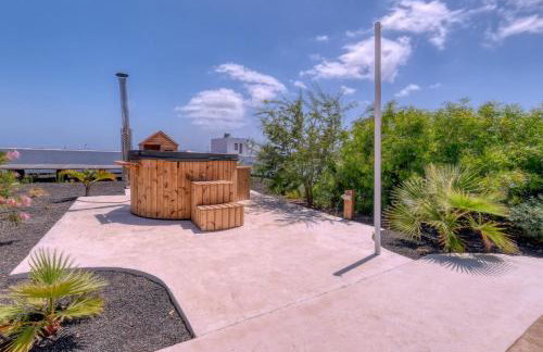 Chalet Emily Alpine Chic with Hot Tub and Ocean View By Lanzarote Vacation Homes - Foto 53