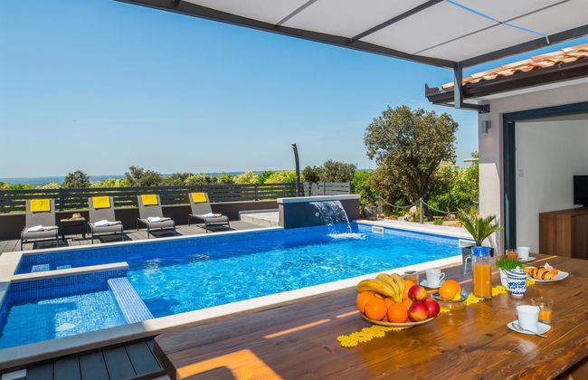 Villa with Swimming Pool, Outdoor Kitchen, Sauna, Hot Tub, Play Area, Sea View - Foto 5