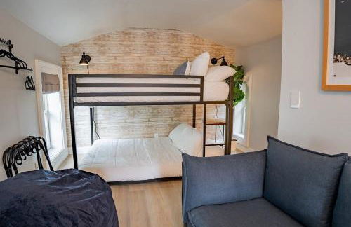 Remodeled Modern Home - private backyard & games! - Foto 33