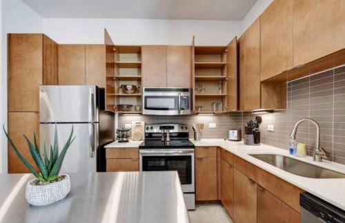 Vibrant Downtown Studio Wifi Pool Gym - Photo 21