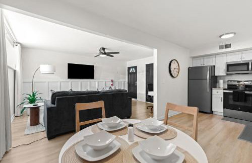 Bright & Spacious Flat Near the Heart of Royal Oak - Photo 22