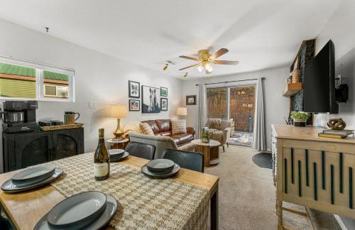 Cozy Riverfront Cabin with Fireplace & Deck - Foto 18