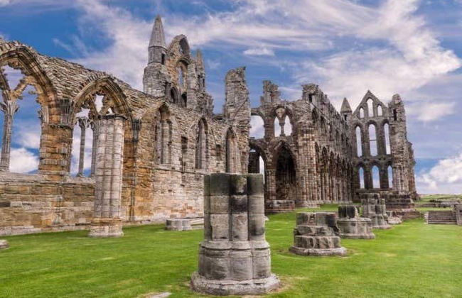 Entrada a la abadía de Whitby - Foto 1