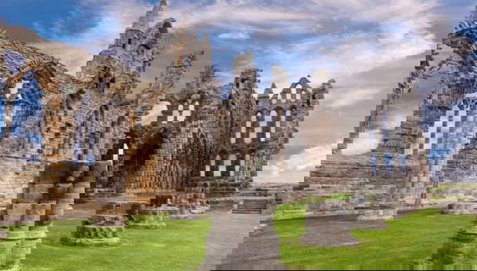 Contemplando las ruinas de la abadía de Whitby