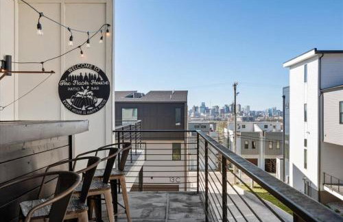 Nash House & Bars of Broadway with Patio Bar and Views! 8min Downtown! Sleeps 12! - Foto 19