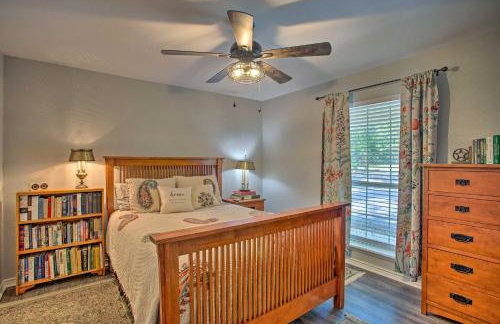 Holly Lake Retreat w/ 2 Community Pools & Yard - Foto 17