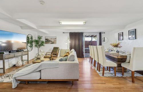 Entire Private Home with 3 Bedrooms, Gated Yard, Parking, King Bed, Available Now - Foto 7