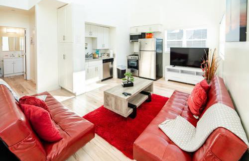 Modern 3 Bedroom 3 Level Loft in Hollywood Sleeps 10 Free Gated Parking Full Kitchen - Photo 1
