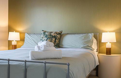 @ Marbella Lane - Vibrant & Chic Designer Home - Photo 80