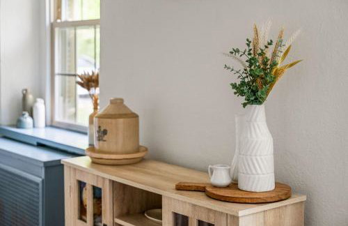 Downingtown Manor - 1900s Farmhouse with Creek Views - Foto 23