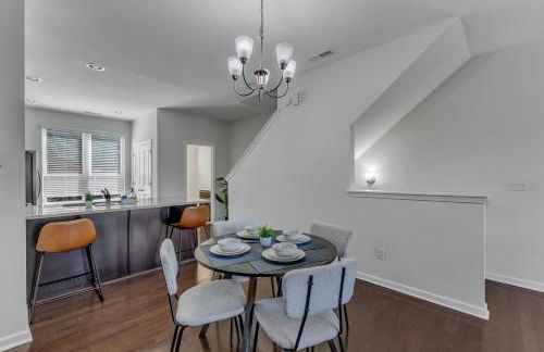 3BR Townhouse King Bed Garage Near NC State - Foto 38