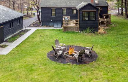 Charcoal Chalet by Avantstay A+ Design w/ Firepit - Foto 61