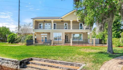 Lakeside Retreat with pool, dock & game room - Foto 5