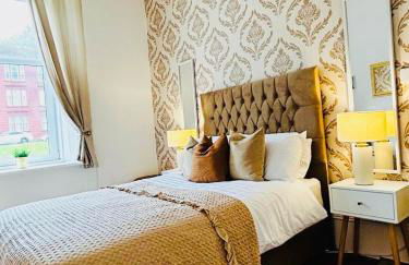 THE LAZY LION - Spacious 2 Bedroom - Town Centre Holiday Home Apartment - Photo 9