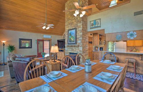 Lake Granbury Getaway! Family Home with Deck and Games - Foto 8