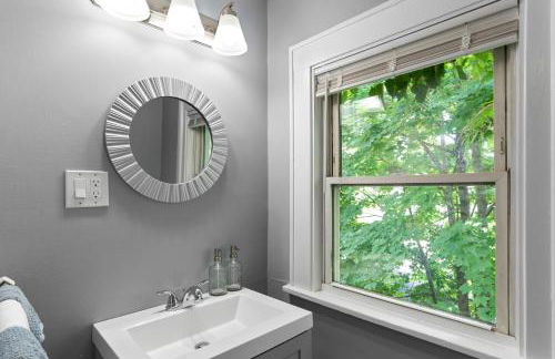 2BR Apartment Near Downtown Stamford I Pets OK - Photo 9