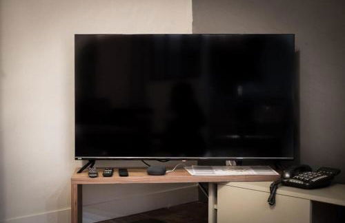 room five - parking, balnéothérapie, place nationale, un havre de paix - Foto 41