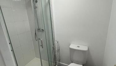 Modern & Cozy Gem - 10min to City Center - Parking - Foto 4