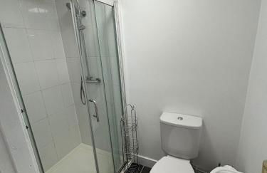 Modern & Cozy Gem - 10min to City Center - Parking - Foto 4