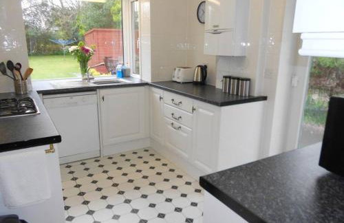 AVON BEACH RETREAT by BOURNECOAST- A Lovely Bungalow by the Sea with a Garden and Parking - HB2087 - Foto 3