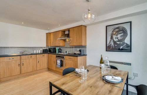 Chic and Bright Apartment Near the Water - Photo 5